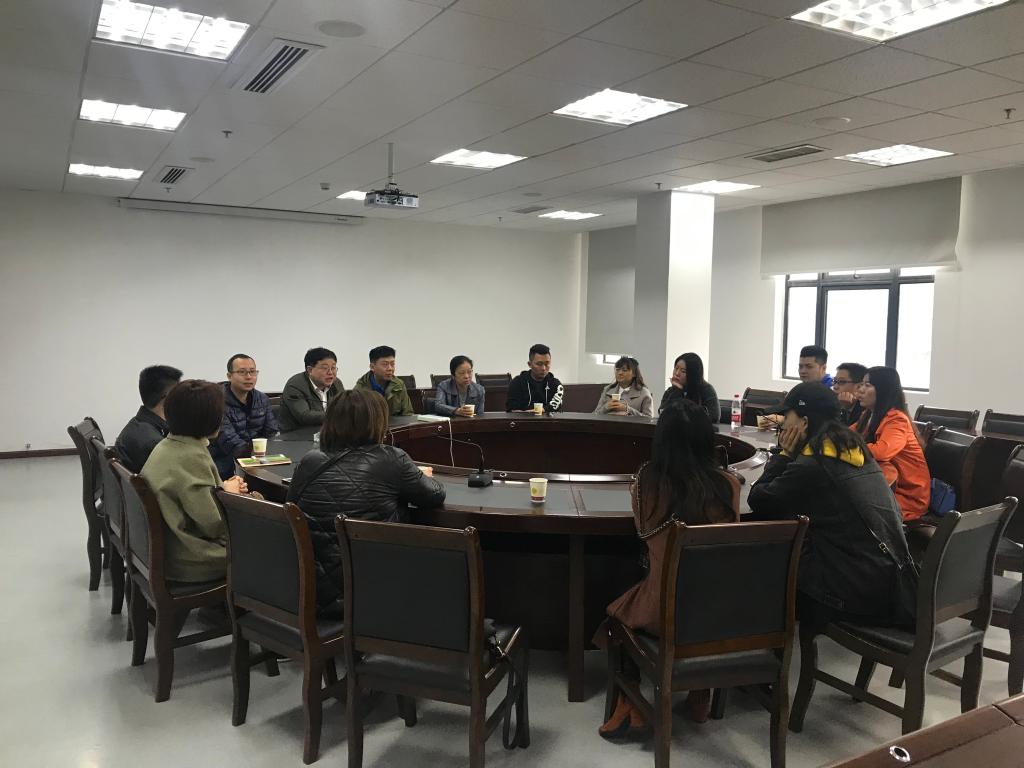 图为信管科孟老师介绍贵师大收费系统