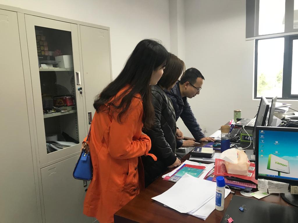 图为我院随行人员参观学习贵师大收费系统